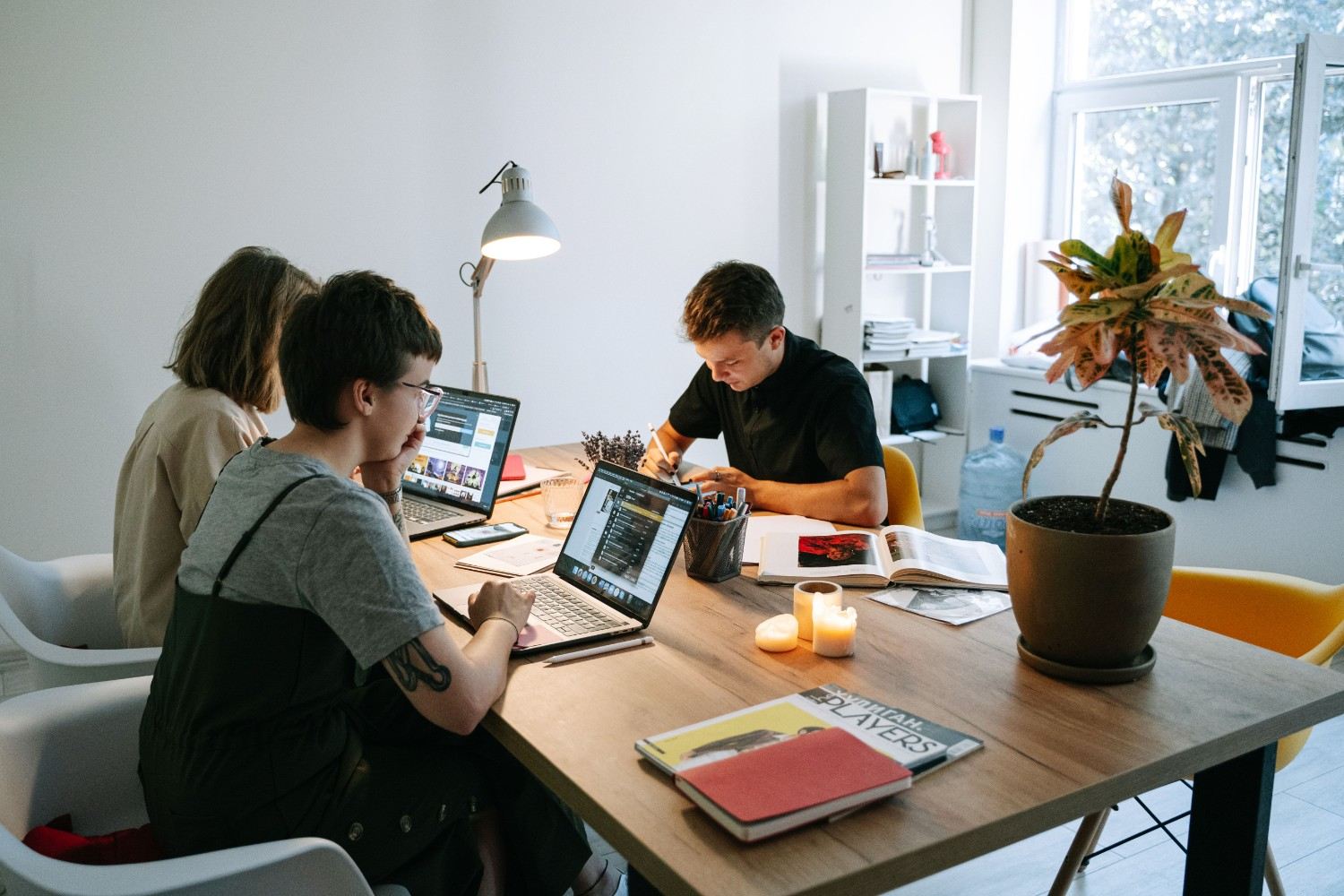 Creative agency coworking desk session